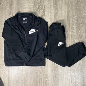 Nike Tracksuit 🎱